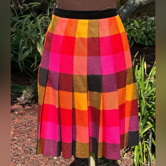 ESCADA s36 plaid wool skirt-likely vintage-pristine-pleated-side bottom-velvet - Picture 2 of 5